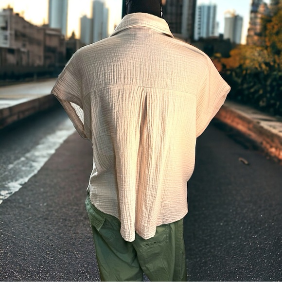 Olivaceous Cream Button Down Textured Every Day Short Sleeve Shirt EUC Medium - Picture 5 of 9